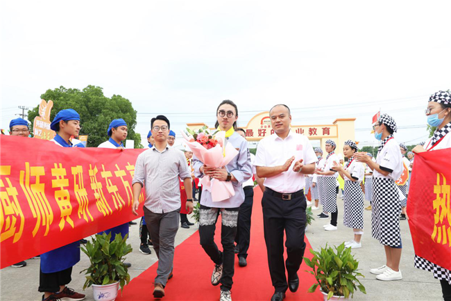 黃研走進新東方烹飪學校