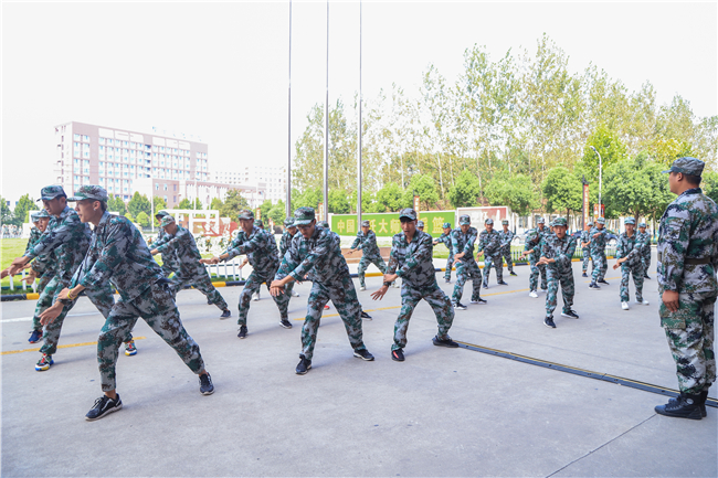 虎虎生威的軍體拳